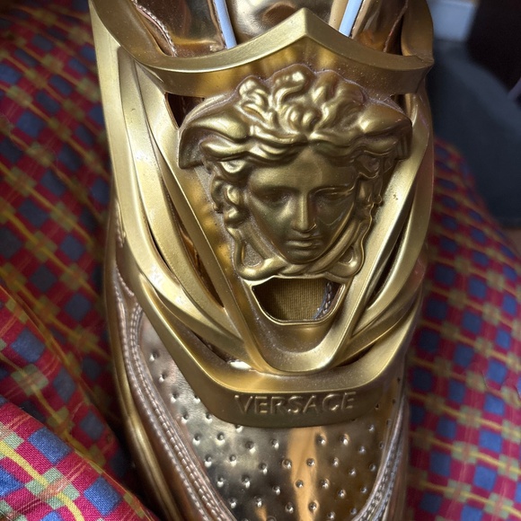 Versace - Picture 1 of 3